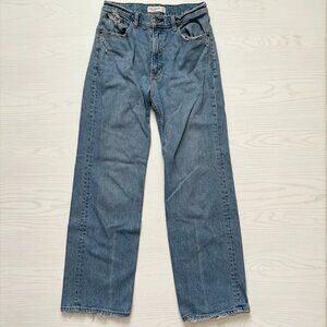 Abercrombie Women's 90's Relaxed Jean 28/6s Short Distressed Hi-Rise Light Wash